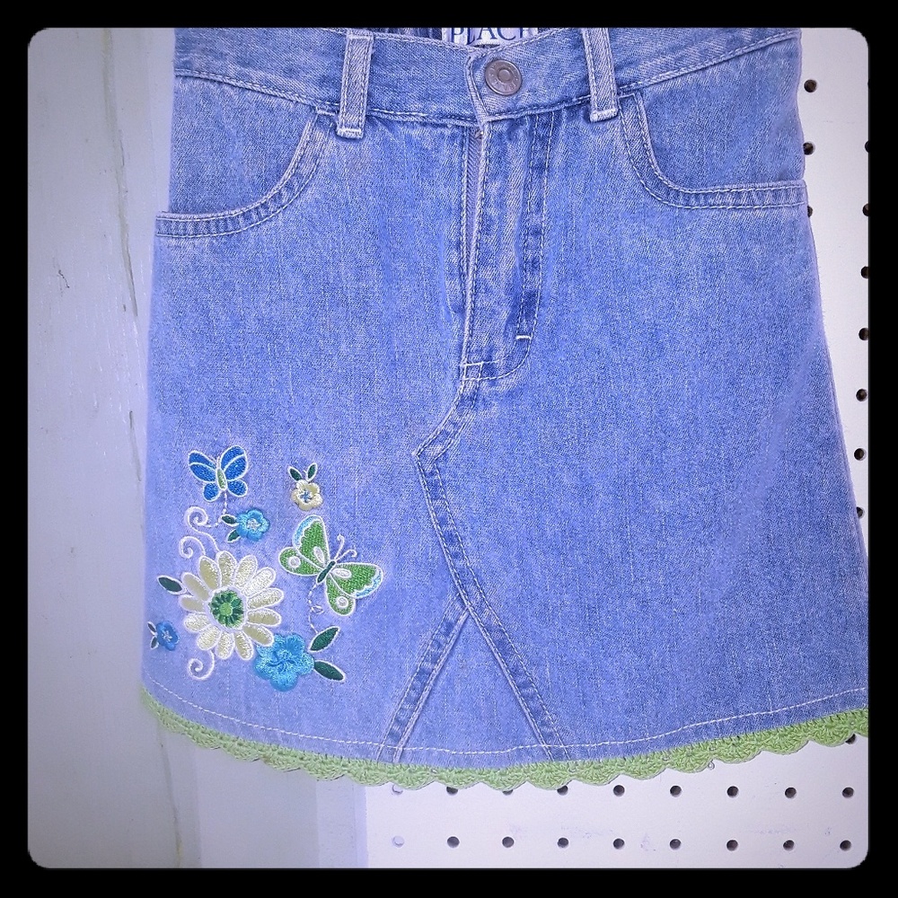 Faldita de niña con bordado y Orilla tejida verde